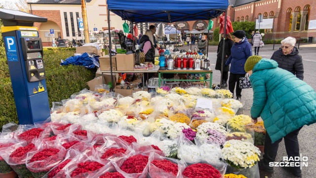 Fot. Robert Stachnik [Radio Szczecin] Rusza handel pod cmentarzem. Mieszkańcy: jest drożej [WIDEO, ZDJĘCIA]