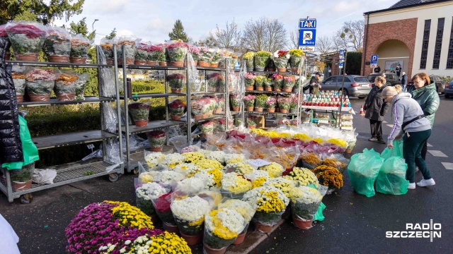 Fot. Robert Stachnik [Radio Szczecin] Rusza handel pod cmentarzem. Mieszkańcy: jest drożej [WIDEO, ZDJĘCIA]