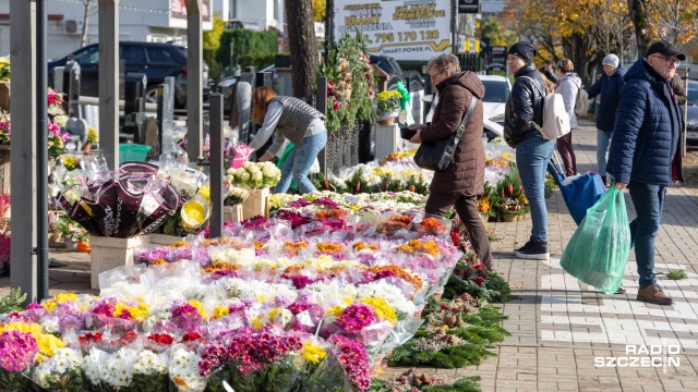 Fot. Robert Stachnik [Radio Szczecin] Rusza handel pod cmentarzem. Mieszkańcy: jest drożej [WIDEO, ZDJĘCIA]