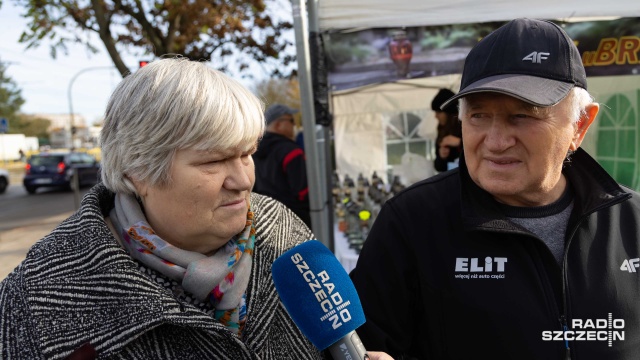 Fot. Robert Stachnik [Radio Szczecin] Wizyta na cmentarzu wyzwaniem dla seniorów. Ratownicy radzą [ZDJĘCIA]