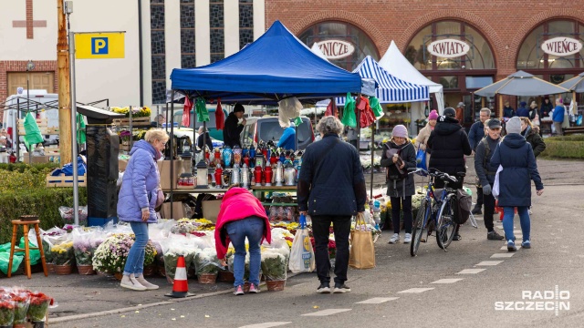 Fot. Robert Stachnik [Radio Szczecin] Piękna polska jesień. Na Cmentarzu Centralnym coraz więcej odwiedzających [WIDEO, ZDJĘCIA]