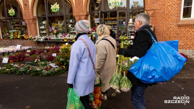 Fot. Robert Stachnik [Radio Szczecin] Piękna polska jesień. Na Cmentarzu Centralnym coraz więcej odwiedzających [WIDEO, ZDJĘCIA]