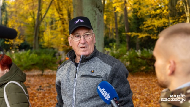 Fot. Robert Stachnik [Radio Szczecin] Piękna polska jesień. Na Cmentarzu Centralnym coraz więcej odwiedzających [WIDEO, ZDJĘCIA]