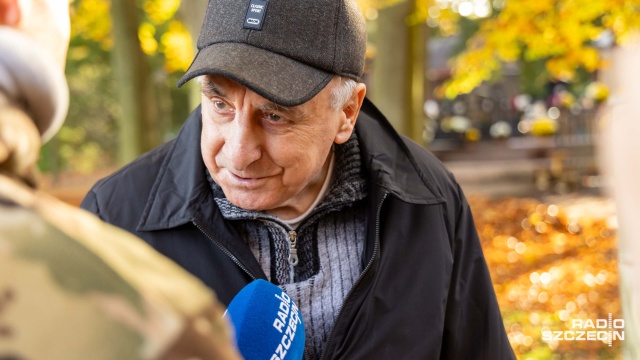 Fot. Robert Stachnik [Radio Szczecin] Piękna polska jesień. Na Cmentarzu Centralnym coraz więcej odwiedzających [WIDEO, ZDJĘCIA]
