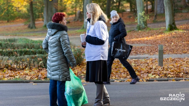Fot. Robert Stachnik [Radio Szczecin] Fundacje i hospicja prowadzą kwesty na Cmentarzu Centralnym [WIDEO, ZDJĘCIA]