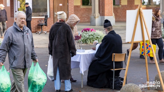 Fot. Robert Stachnik [Radio Szczecin] Fundacje i hospicja prowadzą kwesty na Cmentarzu Centralnym [WIDEO, ZDJĘCIA]