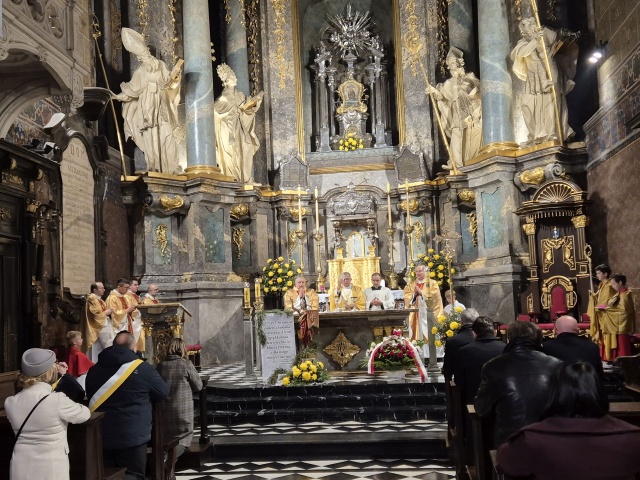 Msza Święta pamięci Nieznanego Żołnierza pod przewodnictwem ks. abp. Mieczysława Mokrzyckiego – Katedra Lwowska, 31.10.2025. Fot. Dorota Zamolska [Radio Szczecin] "Niech się Polska przyśni Tobie". Koncert pamięci Nieznanego Żołnierza we Lwowie [ZDJĘCIA]