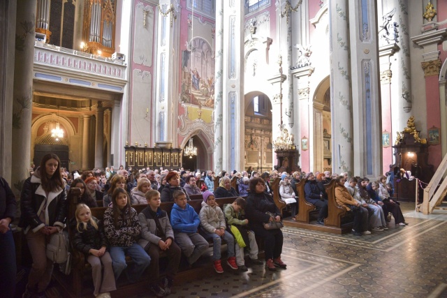 Wierni na Mszy Świętej w Katedrze Lwowskiej. Fot. Konsulat Generalny RP we Lwowie "Niech się Polska przyśni Tobie". Koncert pamięci Nieznanego Żołnierza we Lwowie [ZDJĘCIA]