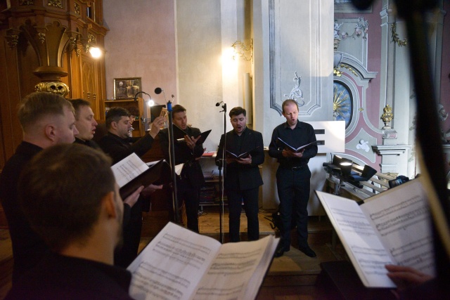Zespół wokalny Kalophonia pod dyrekcją Tarasa Hrudovyi'a. Fot. Konsulat Generalny RP we Lwowie "Niech się Polska przyśni Tobie". Koncert pamięci Nieznanego Żołnierza we Lwowie [ZDJĘCIA]