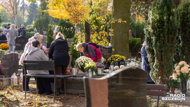 Fot. Robert Stachnik [Radio Szczecin] "To dzień zadumy i wspomnień". Stargardzianie odwiedzają groby [WIDEO, ZDJĘCIA]
