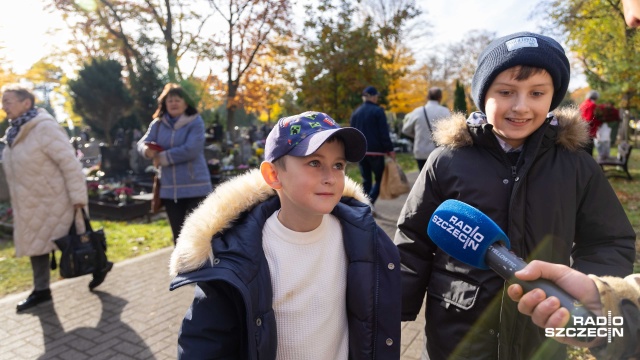 Fot. Robert Stachnik [Radio Szczecin] "To dzień zadumy i wspomnień". Stargardzianie odwiedzają groby [WIDEO, ZDJĘCIA]