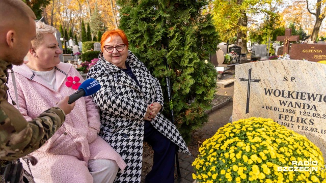 Fot. Robert Stachnik [Radio Szczecin] "To dzień zadumy i wspomnień". Stargardzianie odwiedzają groby [WIDEO, ZDJĘCIA]