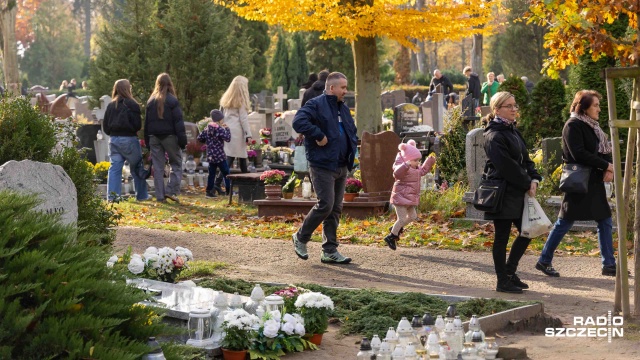 Fot. Robert Stachnik [Radio Szczecin] "To dzień zadumy i wspomnień". Stargardzianie odwiedzają groby [WIDEO, ZDJĘCIA]