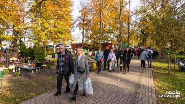 Fot. Robert Stachnik [Radio Szczecin] "To dzień zadumy i wspomnień". Stargardzianie odwiedzają groby [WIDEO, ZDJĘCIA]