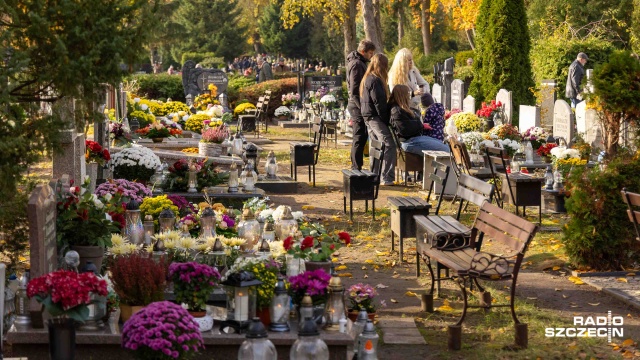 Fot. Robert Stachnik [Radio Szczecin] "To dzień zadumy i wspomnień". Stargardzianie odwiedzają groby [WIDEO, ZDJĘCIA]