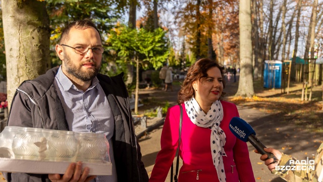 Fot. Robert Stachnik [Radio Szczecin] "To dzień zadumy i wspomnień". Stargardzianie odwiedzają groby [WIDEO, ZDJĘCIA]