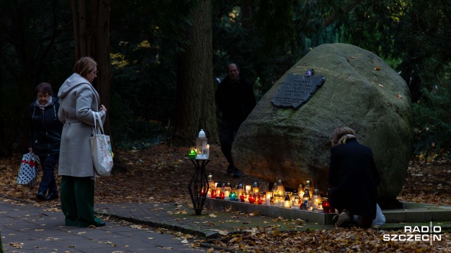 Fot. Robert Stachnik [Radio Szczecin] Cmentarz Centralny po zmroku [WIDEO, ZDJĘCIA]