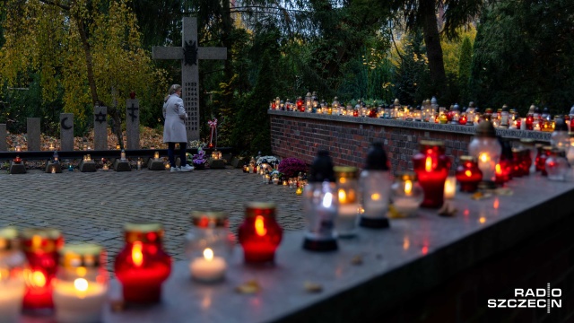 Fot. Robert Stachnik [Radio Szczecin] Cmentarz Centralny po zmroku [WIDEO, ZDJĘCIA]
