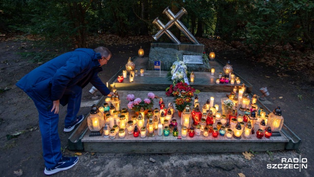 Fot. Robert Stachnik [Radio Szczecin] Cmentarz Centralny po zmroku [WIDEO, ZDJĘCIA]