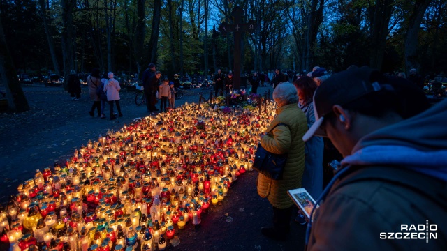Fot. Robert Stachnik [Radio Szczecin] Cmentarz Centralny po zmroku [WIDEO, ZDJĘCIA]