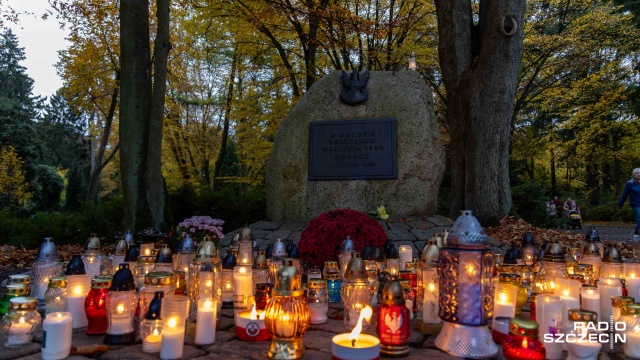 Fot. Robert Stachnik [Radio Szczecin] Cmentarz Centralny po zmroku [WIDEO, ZDJĘCIA]