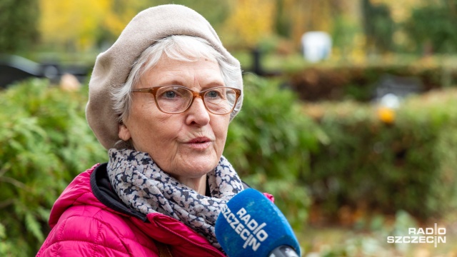 Fot. Robert Stachnik [Radio Szczecin] Tłumy nie tylko na "centralnym" - szczecinianie odwiedzają nekropolie [ZDJĘCIA]