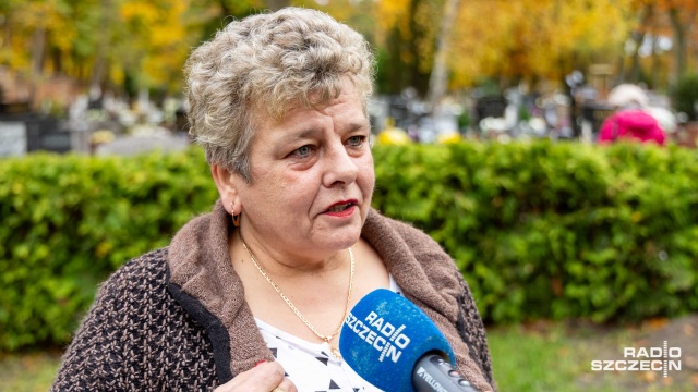 Fot. Robert Stachnik [Radio Szczecin] Tłumy nie tylko na "centralnym" - szczecinianie odwiedzają nekropolie [ZDJĘCIA]
