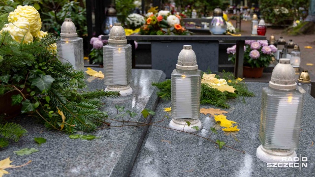 Fot. Robert Stachnik [Radio Szczecin] Zaduszki na Cmentarzu Centralnym. "Przyszliśmy szukać wspomnień"[ZDJĘCIA]