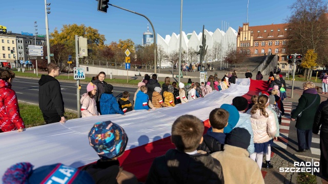 Fot. Robert Stachnik [Radio Szczecin] Blisko 500 uczniów ze stumetrową biało-czerwoną flagą przeszło ulicami Szczecina [WIDEO, ZDJĘCIA]