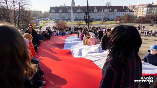 Fot. Robert Stachnik [Radio Szczecin] Blisko 500 uczniów ze stumetrową biało-czerwoną flagą przeszło ulicami Szczecina [WIDEO, ZDJĘCIA]