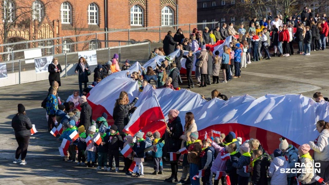 Fot. Robert Stachnik [Radio Szczecin] Blisko 500 uczniów ze stumetrową biało-czerwoną flagą przeszło ulicami Szczecina [WIDEO, ZDJĘCIA]