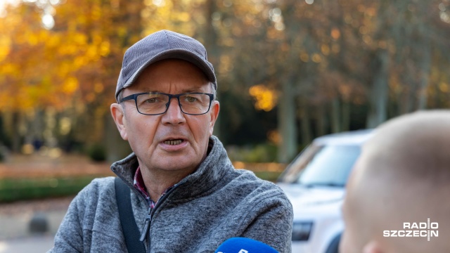 Fot. Robert Stachnik [Radio Szczecin] Samochody na Cmentarzu Centralnym. "Piesi muszą uciekać na bok" [WIDEO, ZDJĘCIA]