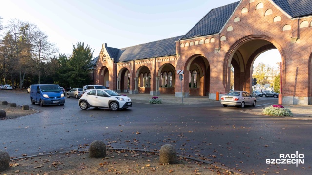 Fot. Robert Stachnik [Radio Szczecin] Samochody na Cmentarzu Centralnym. "Piesi muszą uciekać na bok" [WIDEO, ZDJĘCIA]