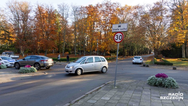 Fot. Robert Stachnik [Radio Szczecin] Samochody na Cmentarzu Centralnym. "Piesi muszą uciekać na bok" [WIDEO, ZDJĘCIA]