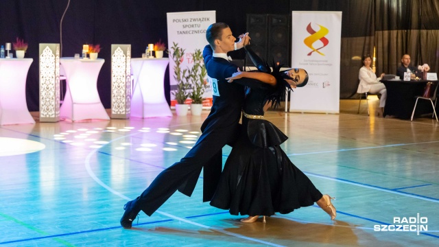 Fot. Robert Stachnik [Radio Szczecin] Międzypokoleniowe tańce (towarzyskie) w hali sportowej SP nr 35 [WIDEO, ZDJĘCIA]