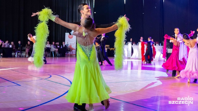 Fot. Robert Stachnik [Radio Szczecin] Międzypokoleniowe tańce (towarzyskie) w hali sportowej SP nr 35 [WIDEO, ZDJĘCIA]