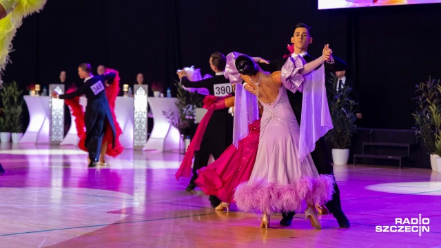 Fot. Robert Stachnik [Radio Szczecin] Międzypokoleniowe tańce (towarzyskie) w hali sportowej SP nr 35 [WIDEO, ZDJĘCIA]