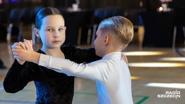 Fot. Robert Stachnik [Radio Szczecin] Międzypokoleniowe tańce (towarzyskie) w hali sportowej SP nr 35 [WIDEO, ZDJĘCIA]