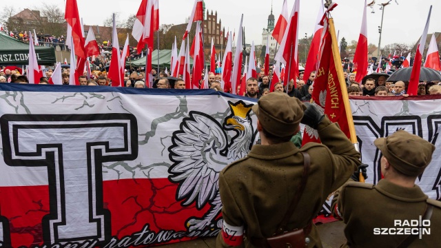 Fot. Robert Stachnik [Radio Szczecin] Marsz Niepodległości ruszył ulicami Szczecina [WIDEO, ZDJĘCIA]