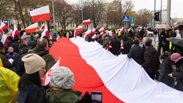 Fot. Robert Stachnik [Radio Szczecin] Marsz Niepodległości ruszył ulicami Szczecina [WIDEO, ZDJĘCIA]
