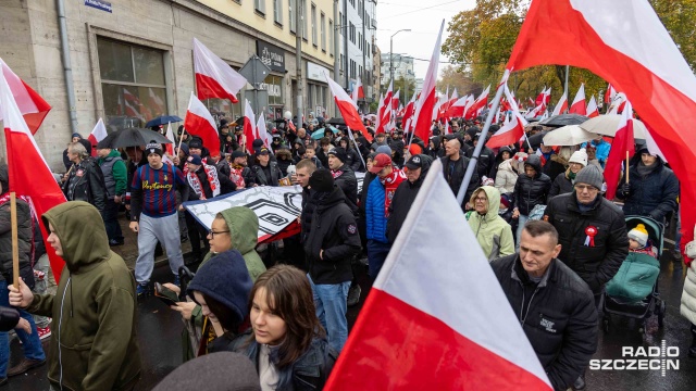 Fot. Robert Stachnik [Radio Szczecin] Marsz Niepodległości ruszył ulicami Szczecina [WIDEO, ZDJĘCIA]