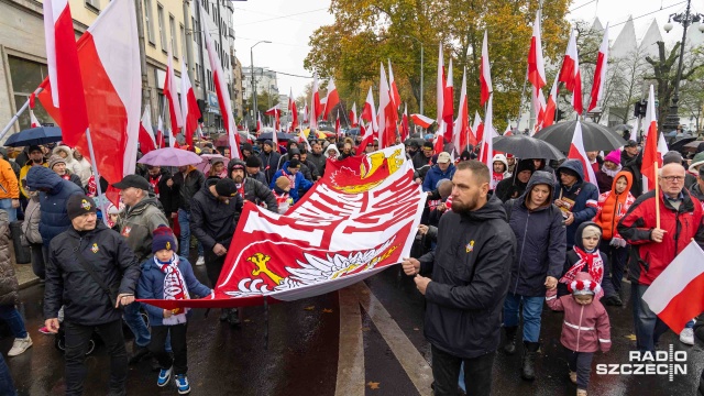 Fot. Robert Stachnik [Radio Szczecin] Marsz Niepodległości ruszył ulicami Szczecina [WIDEO, ZDJĘCIA]
