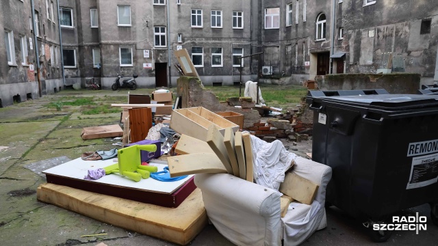 Fot. Robert Stachnik [Radio Szczecin] Niechlubna sława oficyny przy Krzywoustego 19. Śmieci, smród, szczury... [WIDEO, ZDJĘCIA]