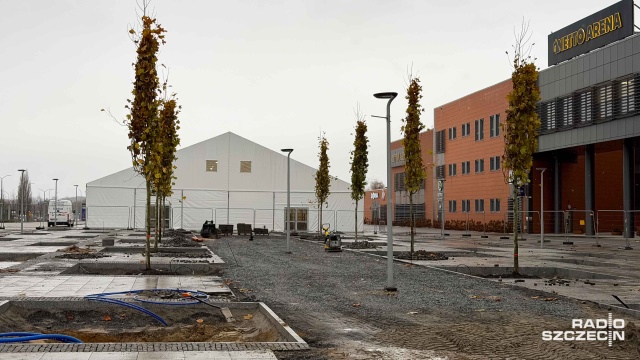 Fot. Robert Stachnik [Radio Szczecin] Znika beton, pojawiają się drzewa. Metamorfoza przy Netto Arenie [WIDEO, ZDJĘCIA]