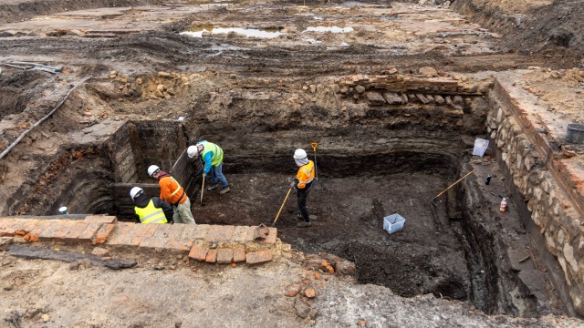 Fot. Robert Stachnik [Radio Szczecin] Kolejne archeologiczne odkrycia na szczecińskiej Łasztowni [WIDEO, ZDJĘCIA]