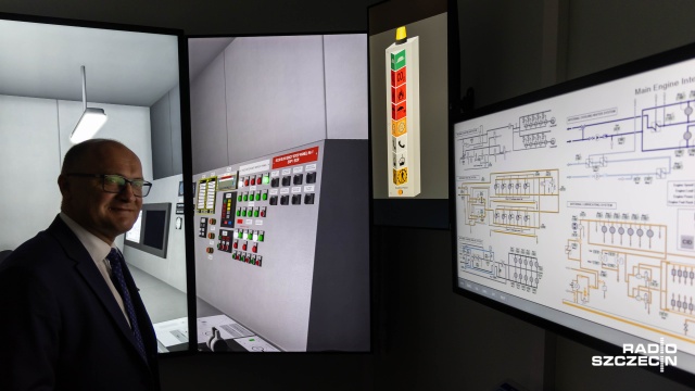 Fot. Robert Stachnik [Radio Szczecin] Symulator siłowni okrętowej przygotuje uczniów do wejścia na statek [WIDEO, ZDJĘCIA]