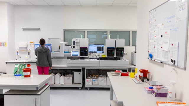 Fot. Robert Stachnik [Radio Szczecin] Najnowocześniejsze laboratorium w regionie już w komplecie [WIDEO, ZDJĘCIA]