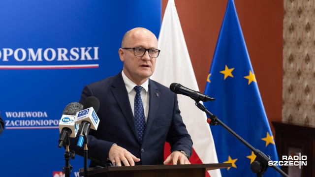 Piotr Krzystek. Fot. Robert Stachnik [Radio Szczecin] Miliony na ochronę ludności i obronę cywilną. Wojewoda podpisał umowy [ZDJĘCIA]