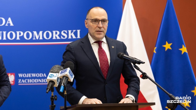 Adam Rudawski. Fot. Robert Stachnik [Radio Szczecin] Miliony na ochronę ludności i obronę cywilną. Wojewoda podpisał umowy [ZDJĘCIA]