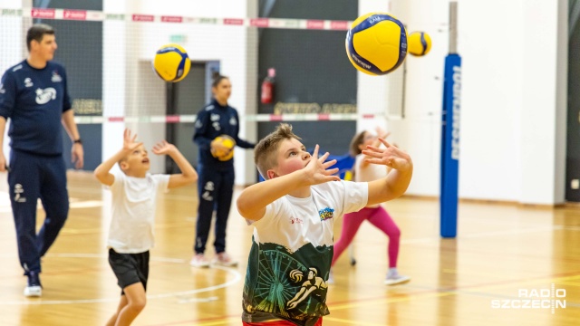 Fot. Robert Stachnik [Radio Szczecin] Uczniowie trenowali z siatkarkami Chemika Police [WIDEO, ZDJĘCIA]